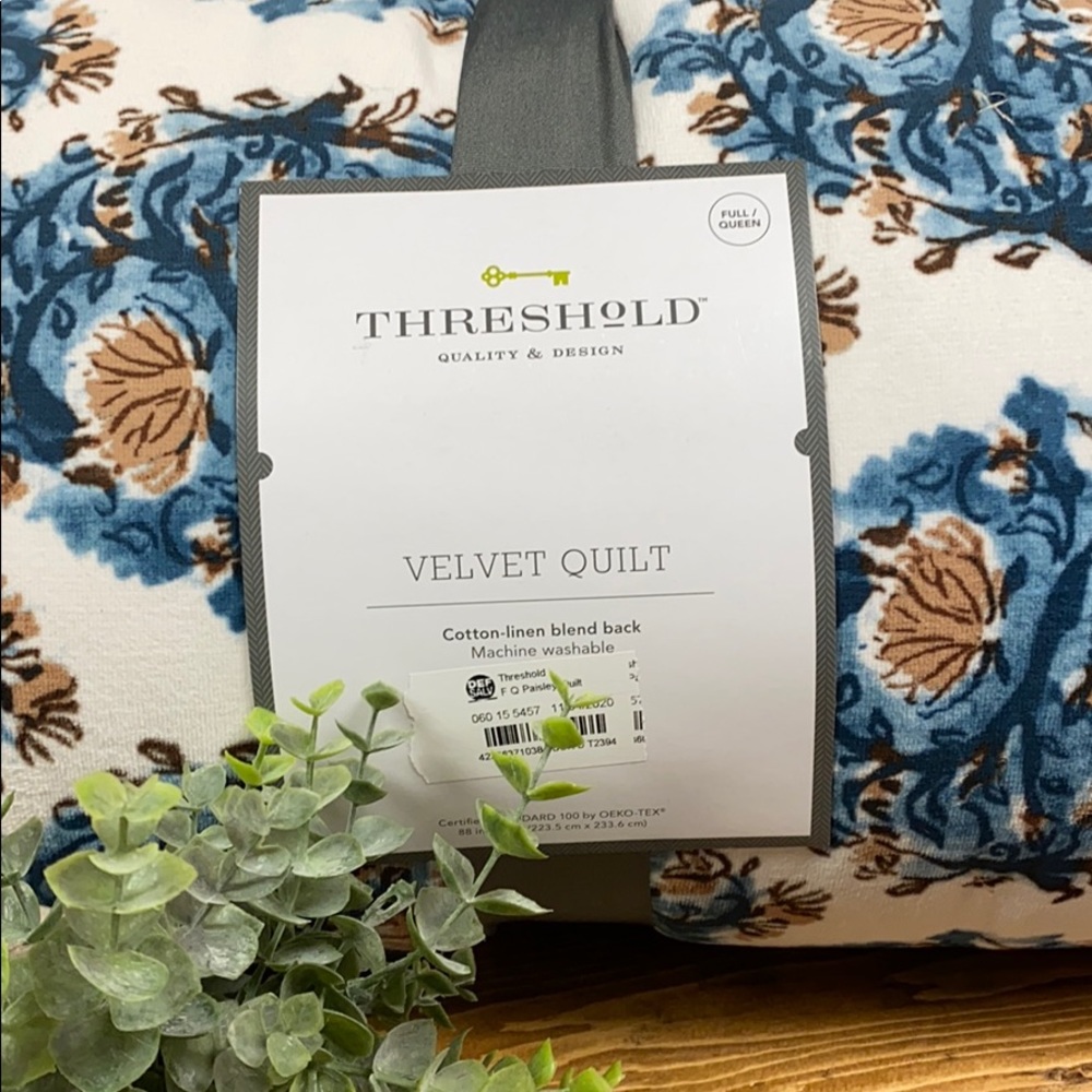 New Velvet Navy Paisley Quilt-Queen - Picture 3 of 7